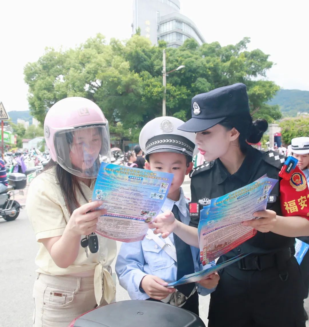 秋日至学子归 福建福安公安“警”然有序护开学