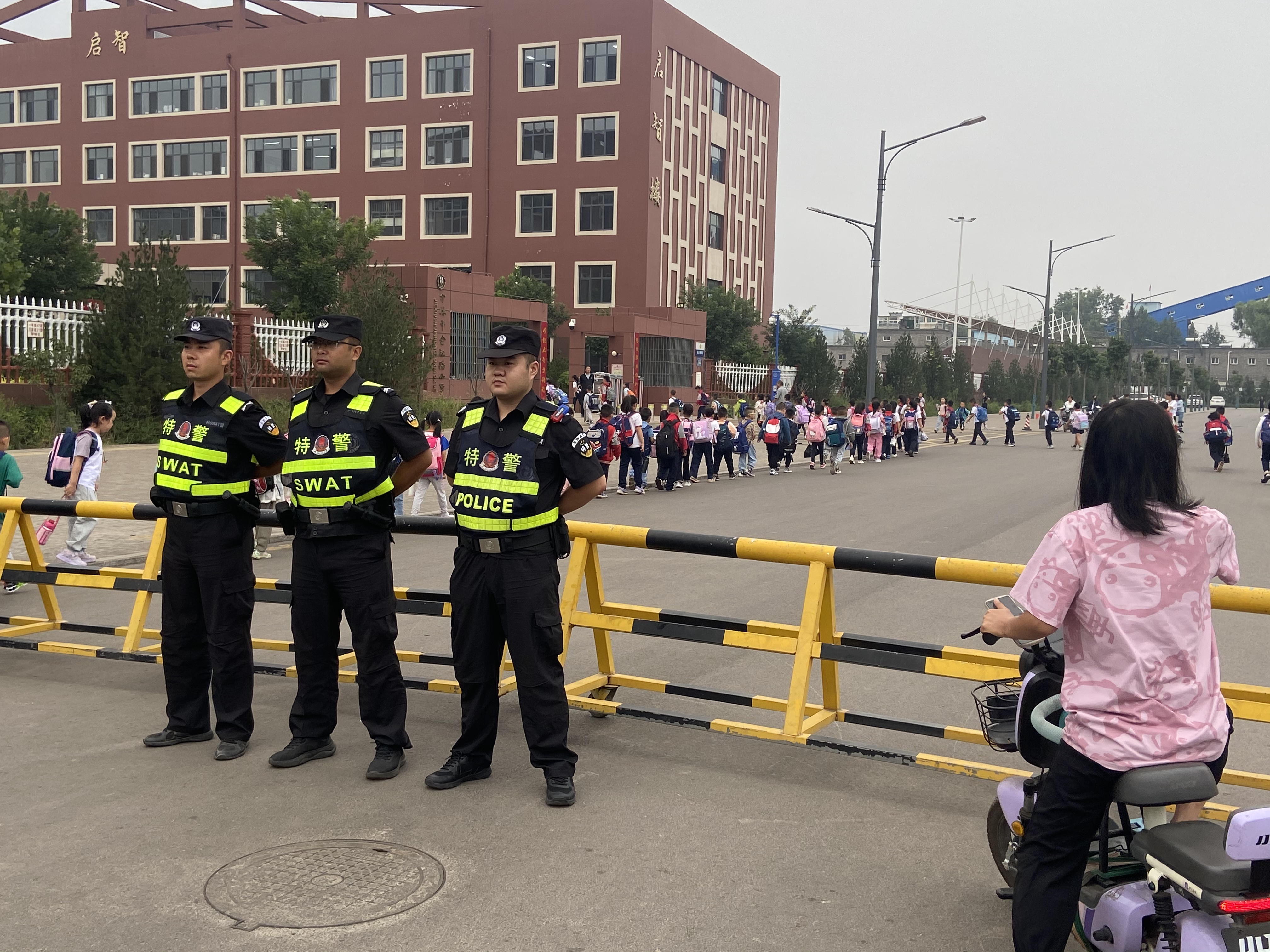 山西介休公安：护校安园我在岗，法制宣传进校园