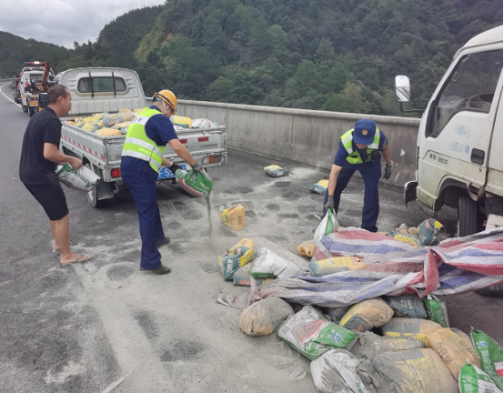 福建龙岩高速：台风中 他们忙碌的身影守护道路安全畅通