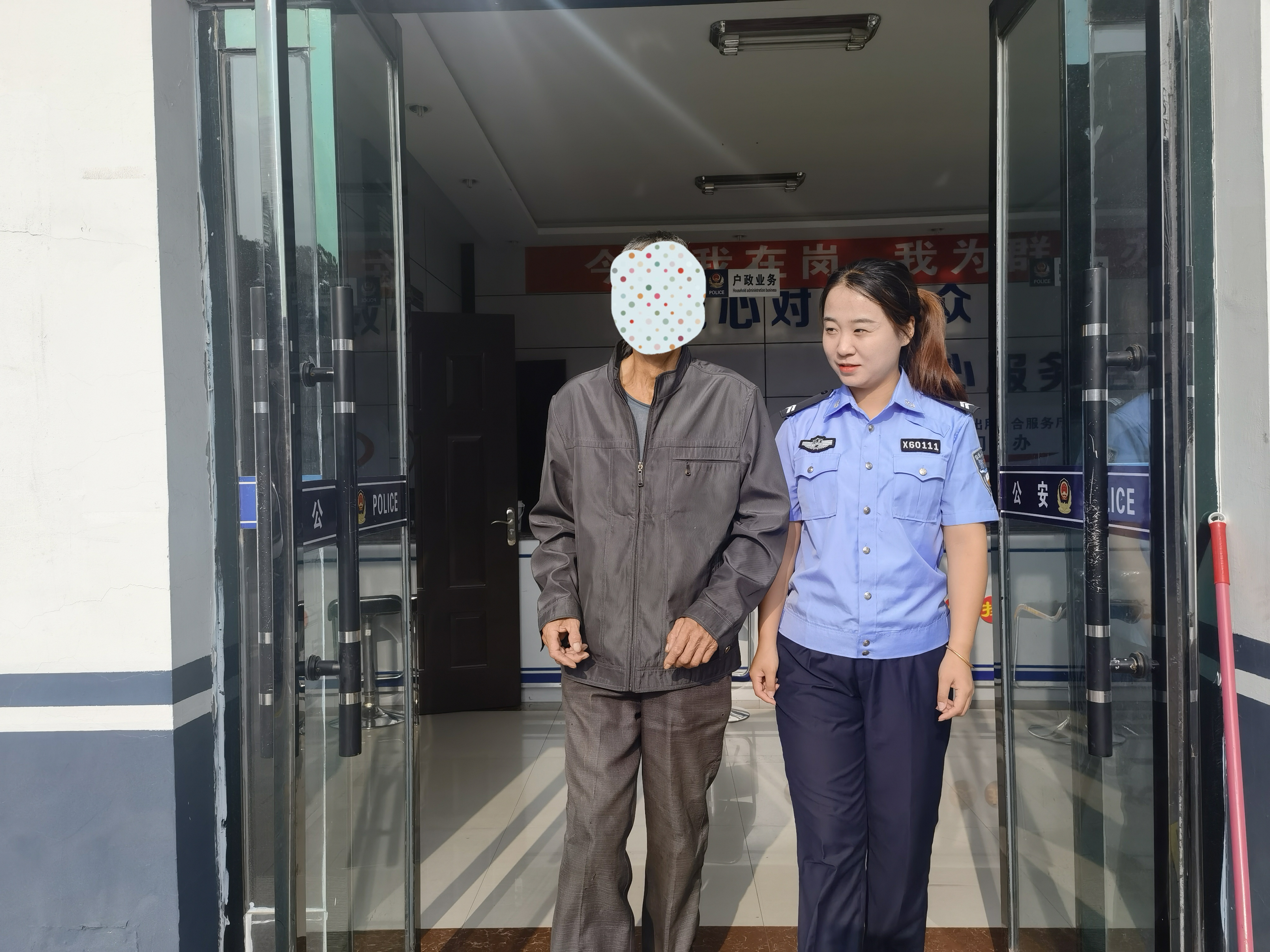 长治：暖心！平凡户籍岗  绽放“服务花”