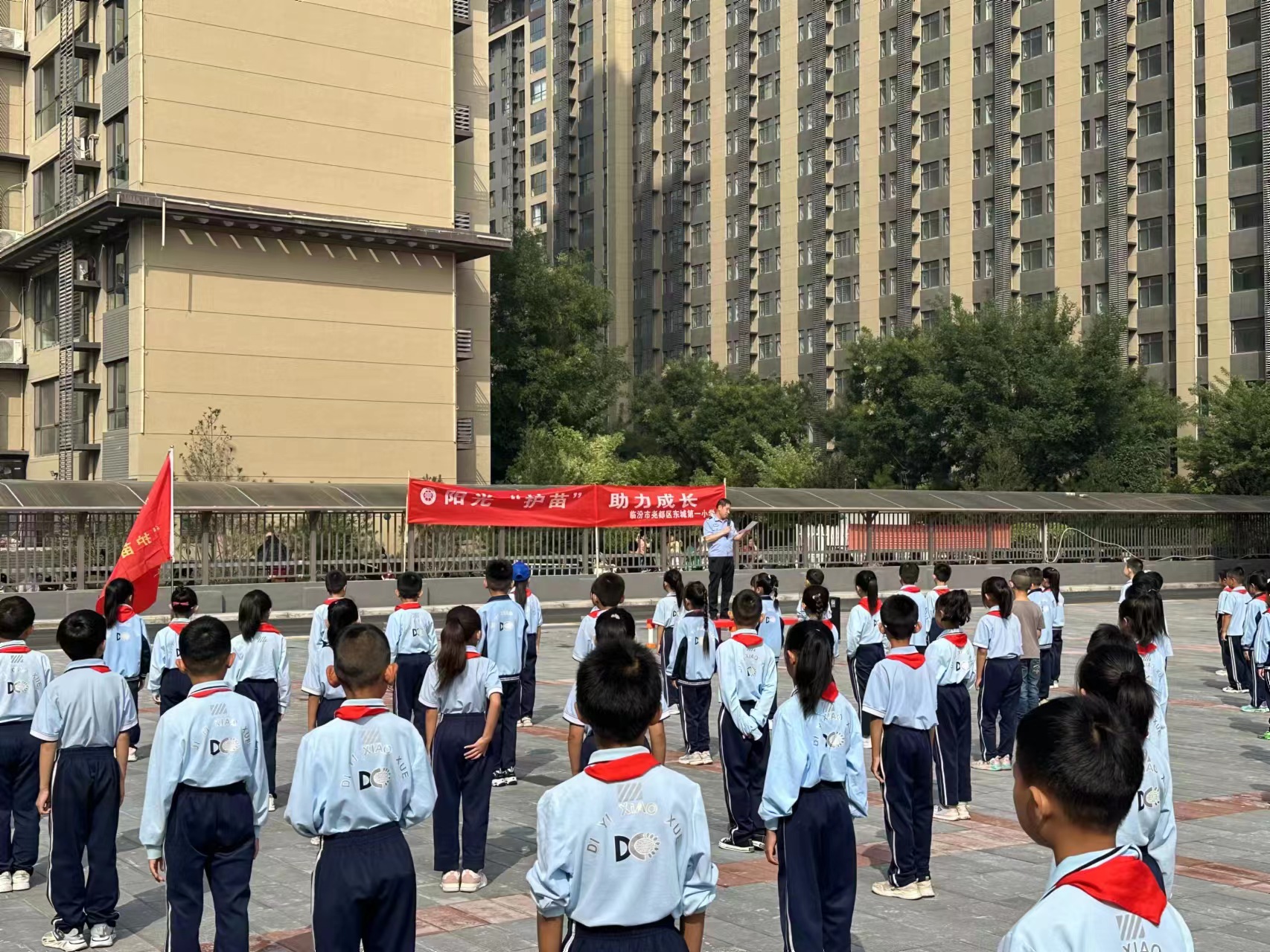 临汾尧都：铁路东派出所民警为师生上好开学安全课