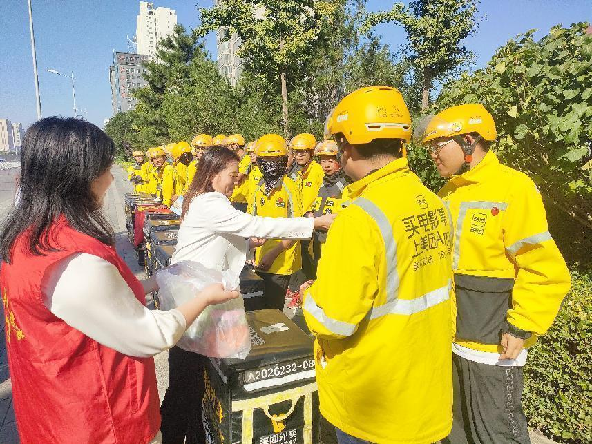 暖心！这个社区与快递小哥一起过中秋