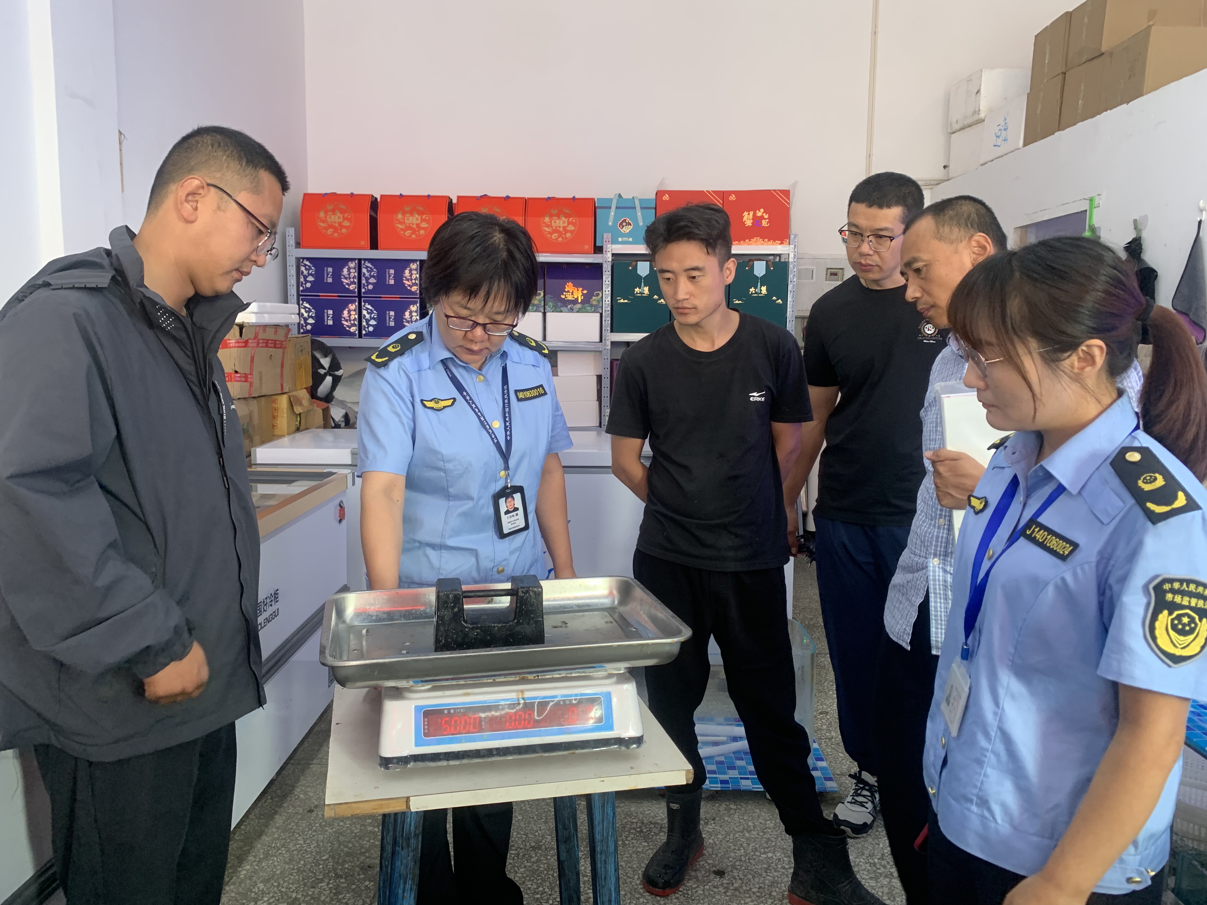 太原晋源区市场局开展中秋、国庆期间计量专项检查