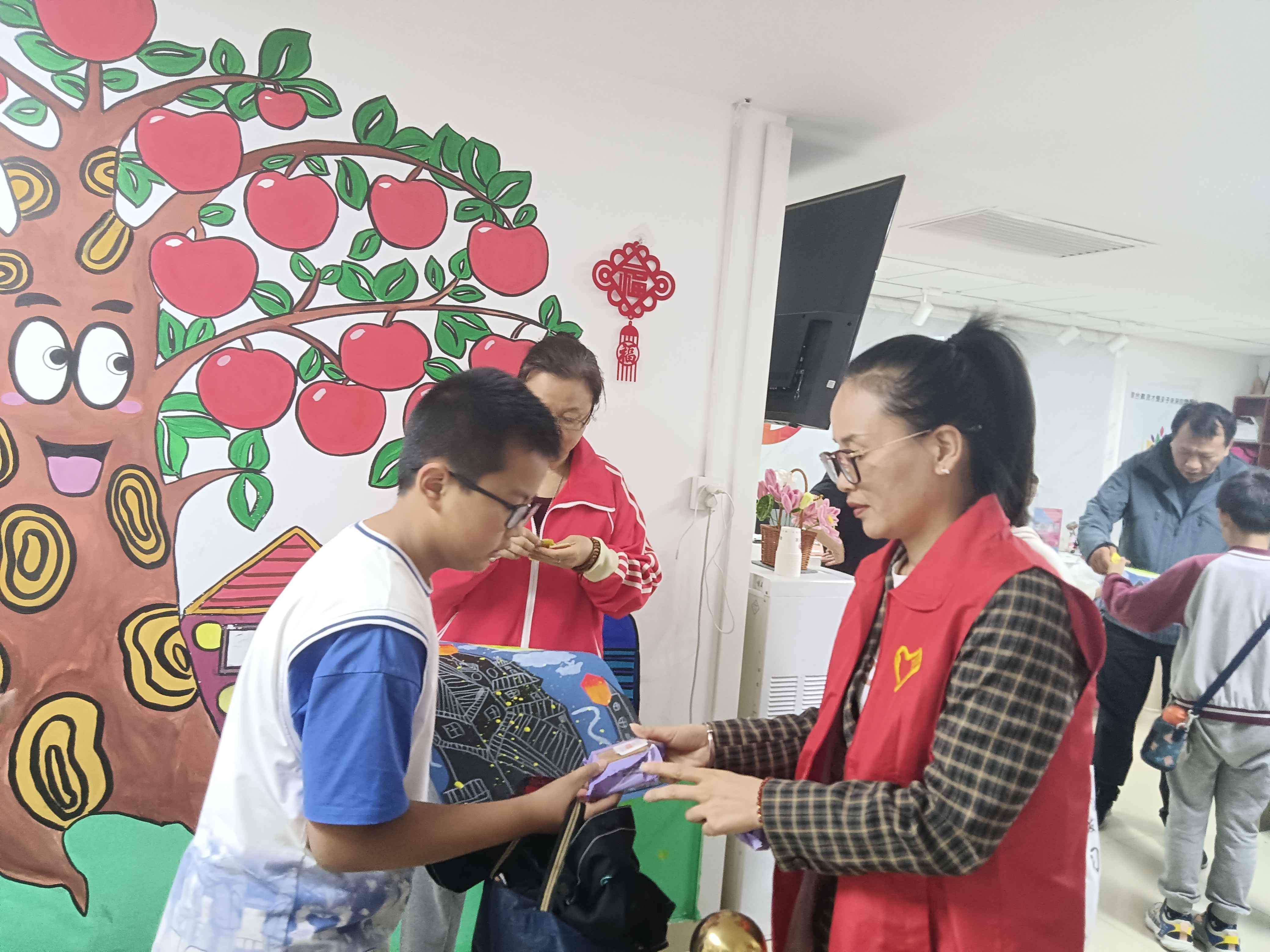 太原杏花岭区巨轮街道：巧手绘中秋  佳节话团圆