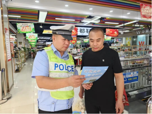 临汾公安交警组织开展交通安全“七进”宣传活动 倡导安全文明绿色出行