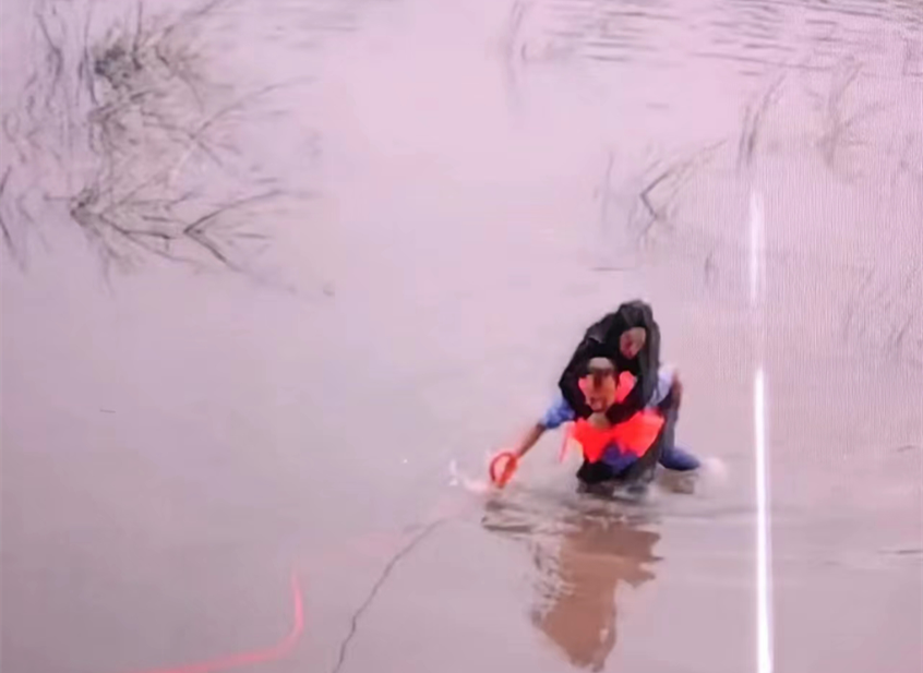 【夏季行动】为了她，他纵身跃入冰凉的河里……