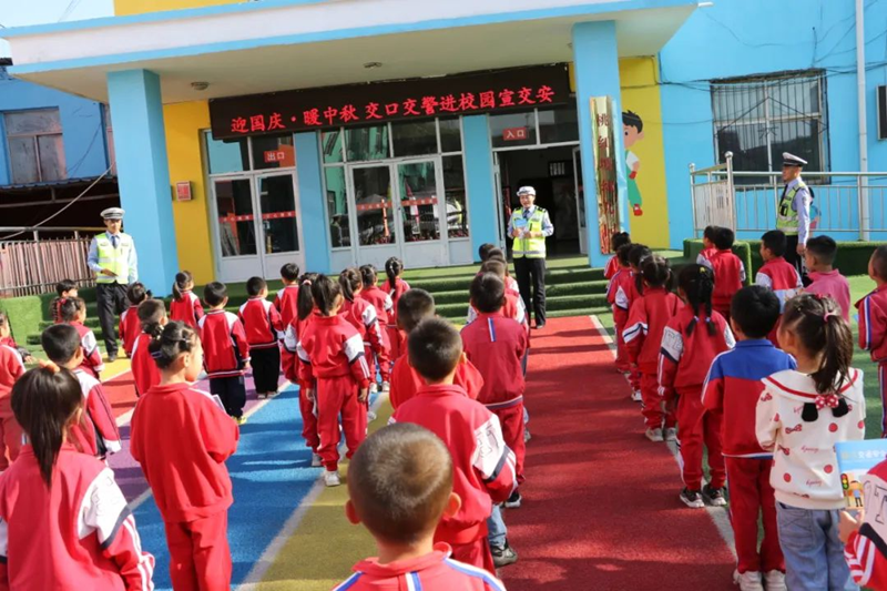“迎国庆 • 暖中秋”吕梁各地交警交通安全宣传护航安全出行