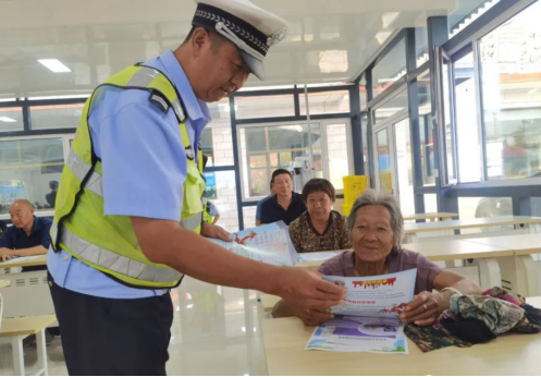 临汾公安交警走进辖区农村金秋话安全，护农保秋收！