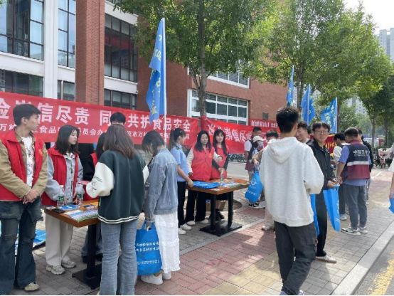 太原市万柏林区食安办联合成员单位开展食品安全宣传周活动