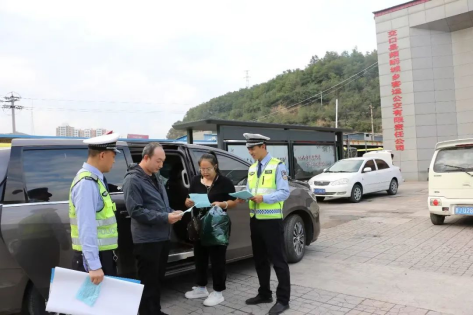 吕梁交口交警走进“两客一危”企业开展中秋、国庆节前交通安全宣传活动