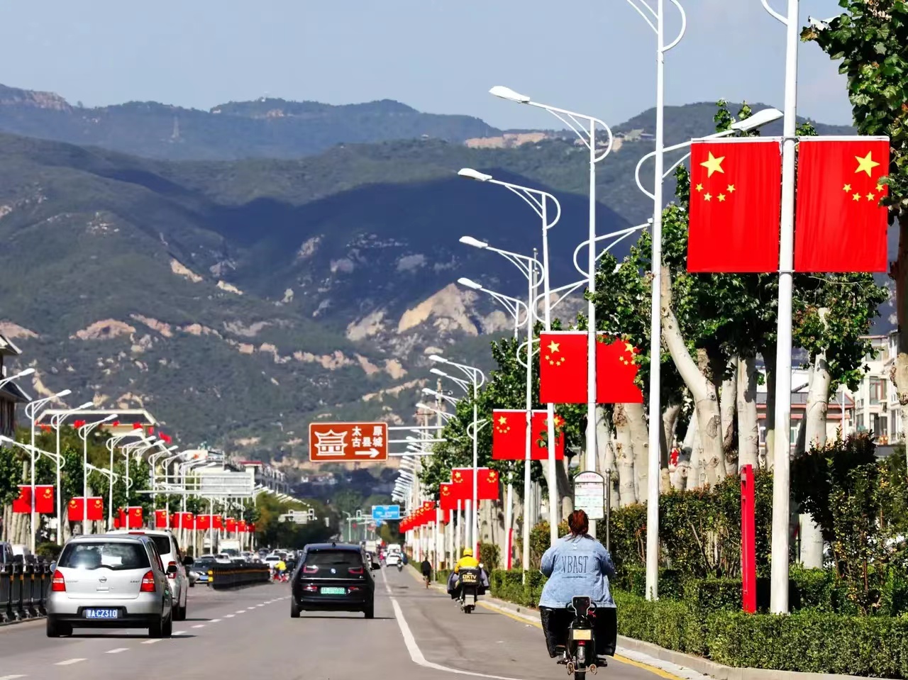 太原晋源区花团锦簇盛装迎国庆