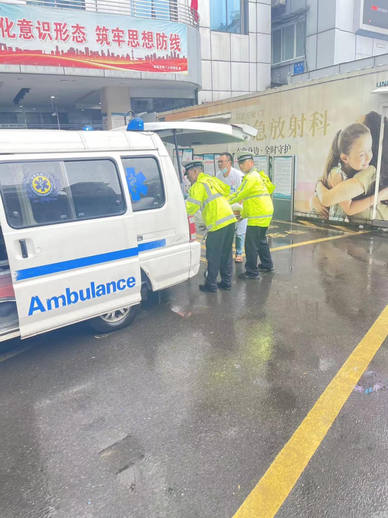 与生命赛跑！女孩心脏骤停 四川高速交警接力开辟“生命通道”