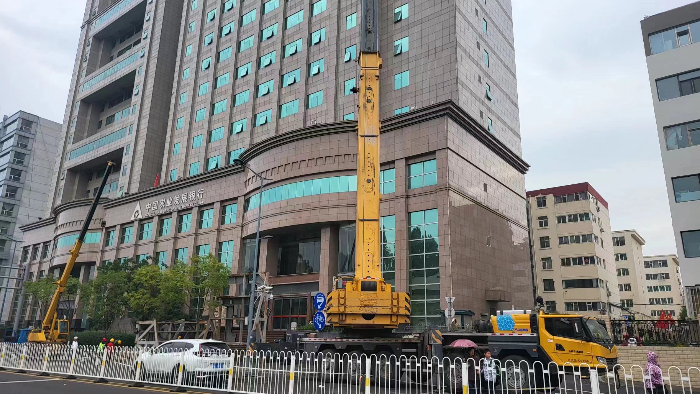 太原市城管执法队：拆除第五立面广告守护“头顶上的安全”