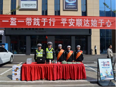 金秋送爽丹桂飘香，长治上党交警宣传忙——“美丽乡村行”交通安全巡回宣讲走进汽车小