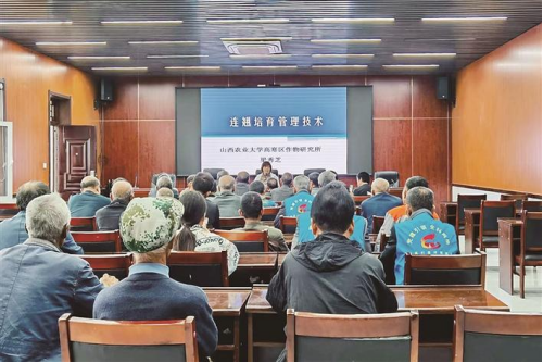 农技进乡村“造血”助振兴——吕梁石楼县科协开展“科普月进乡村”农民实用技术培训活