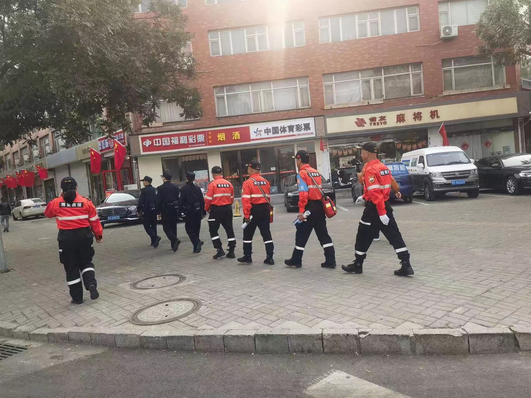 晋中公安城区分局西南街派出所联合救援队开展巡逻防控工作