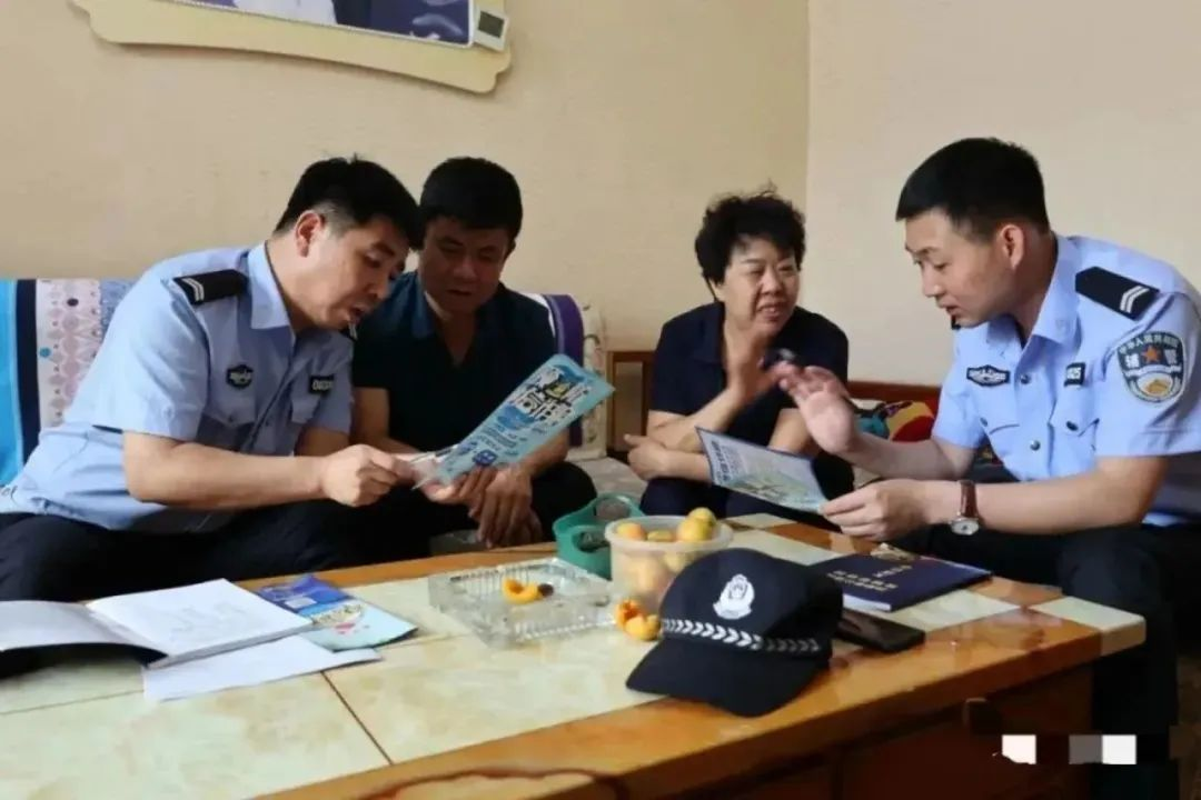山西汾阳交警：宣传进农村  筑牢秋收“平安路”
