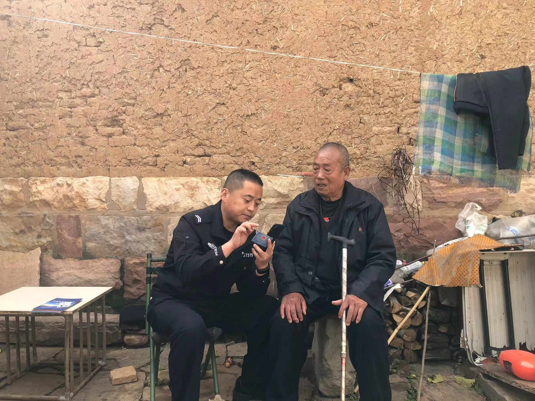 山西左权县公安局拐儿派出所积极主动帮助辖区60周岁以上的老年人进行社保认证