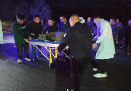 长治沁源：路遇交通事故  派出所民警紧急救助