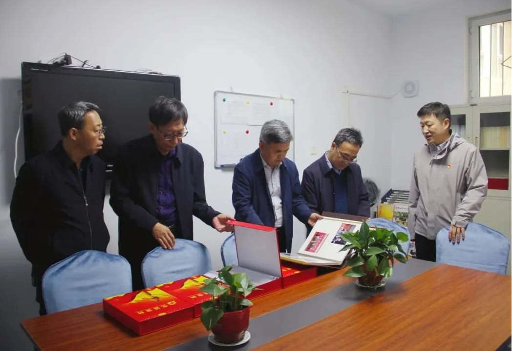 忻州市委组织部副部长、市老干局局长乔震宇一行到市检察院老干部党员活动室进行调研指