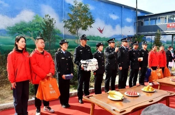 吕梁临县公安局组织开展“守护银龄  爱在重阳”主题宣传活动