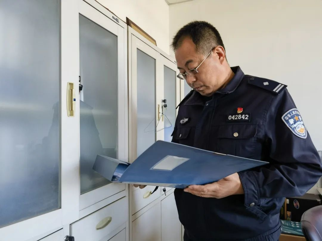 【守护夕阳】青丝染白发，无悔从警路，向老公安致敬！