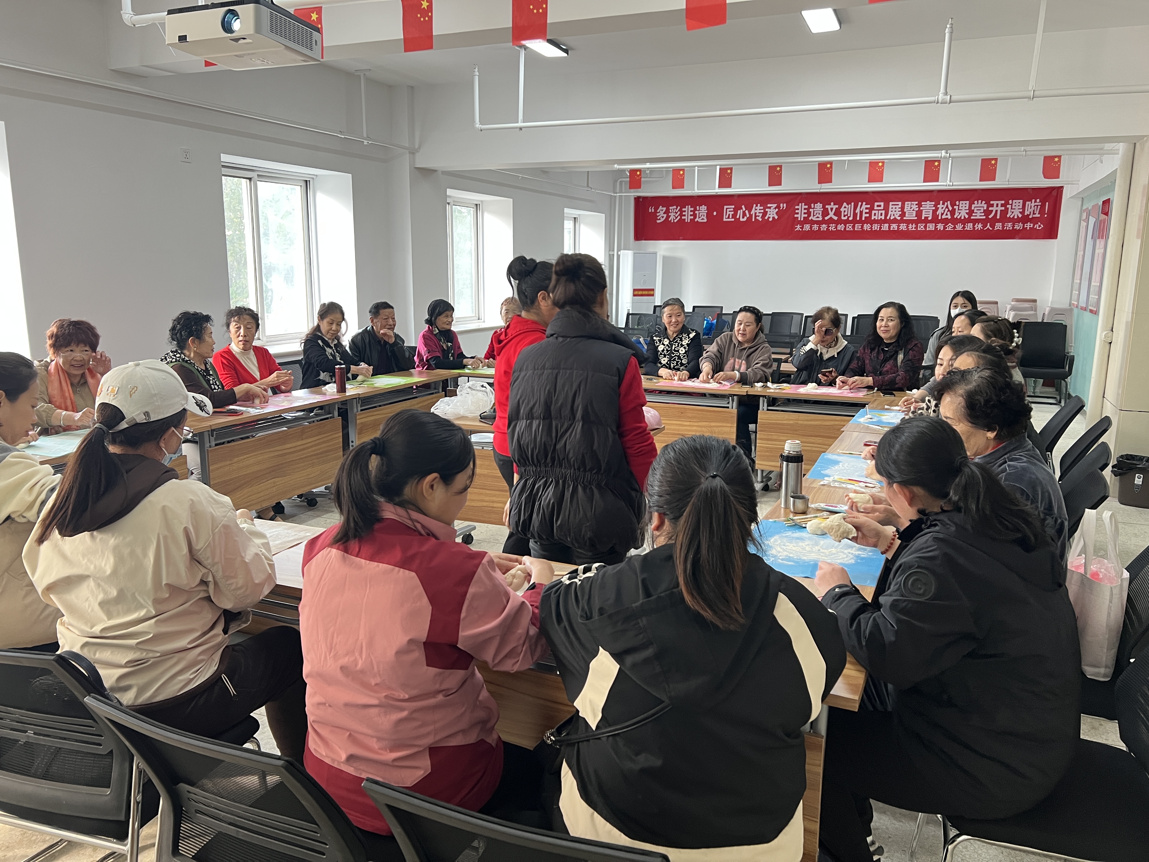 太原杏花岭区巨轮街道：浓情话重阳  巧手捏花馍