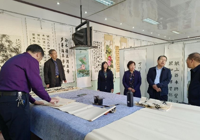 忻州宁武县委常委、组织部部长陈亚宁参观“翰墨赞家乡 助力下一代”书画展