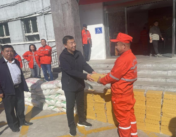 太原万柏林区城管局：爱在金秋  情满环卫