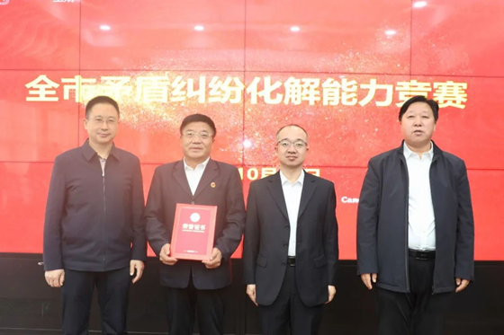 别看已过花甲，他可是调解行业的一把好手哩！