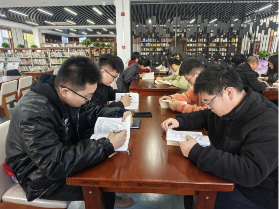 太原古交市桃园街道桃园路社区与市图书馆开展“全民终身学习”主题阅读活动