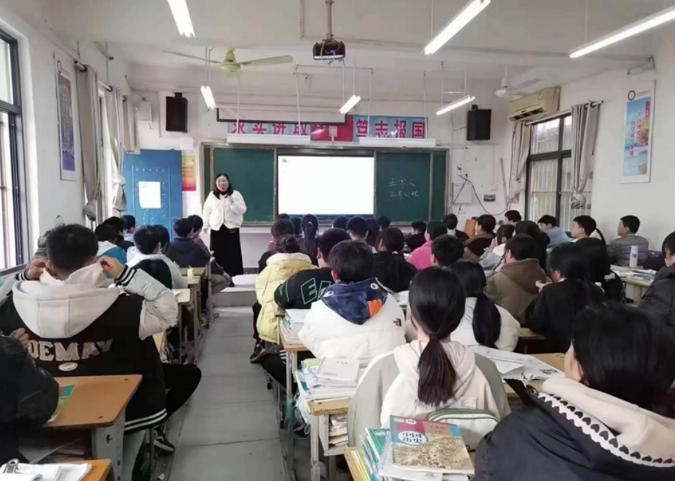 项城市第四初级中学教师吴玉杰：甘愿做守护孩子的一盏“灯塔”