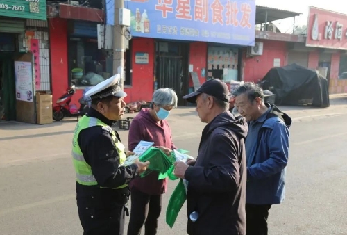 临汾公安交警走进辖区社区开展冬季交通安全宣传教育活动