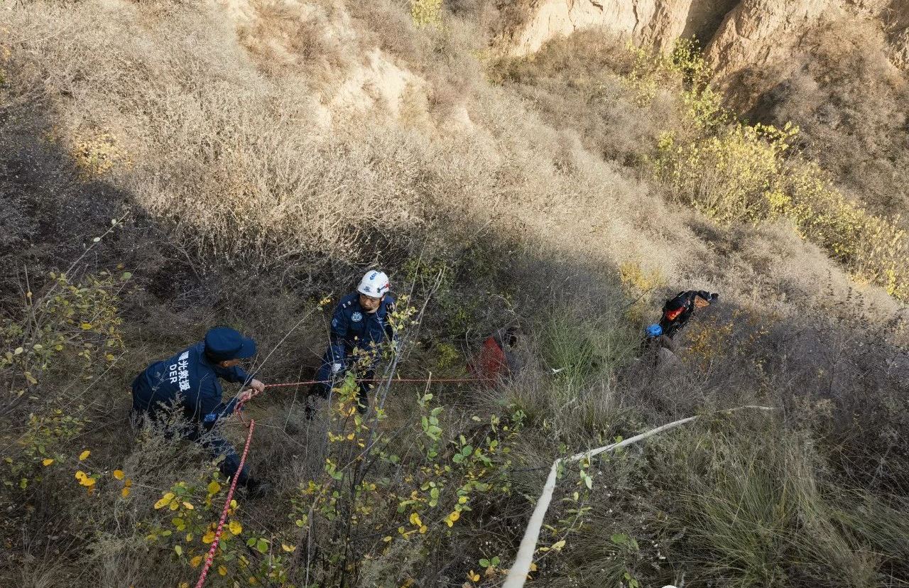 临汾尧都区：一村民坠入山沟！公安民警联合救援队紧急营救