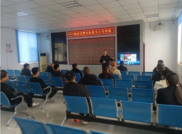 临汾公安交警走进辖区驾校开展交通安全宣传，让交通安全教育从“新驾驶员”开“驶”