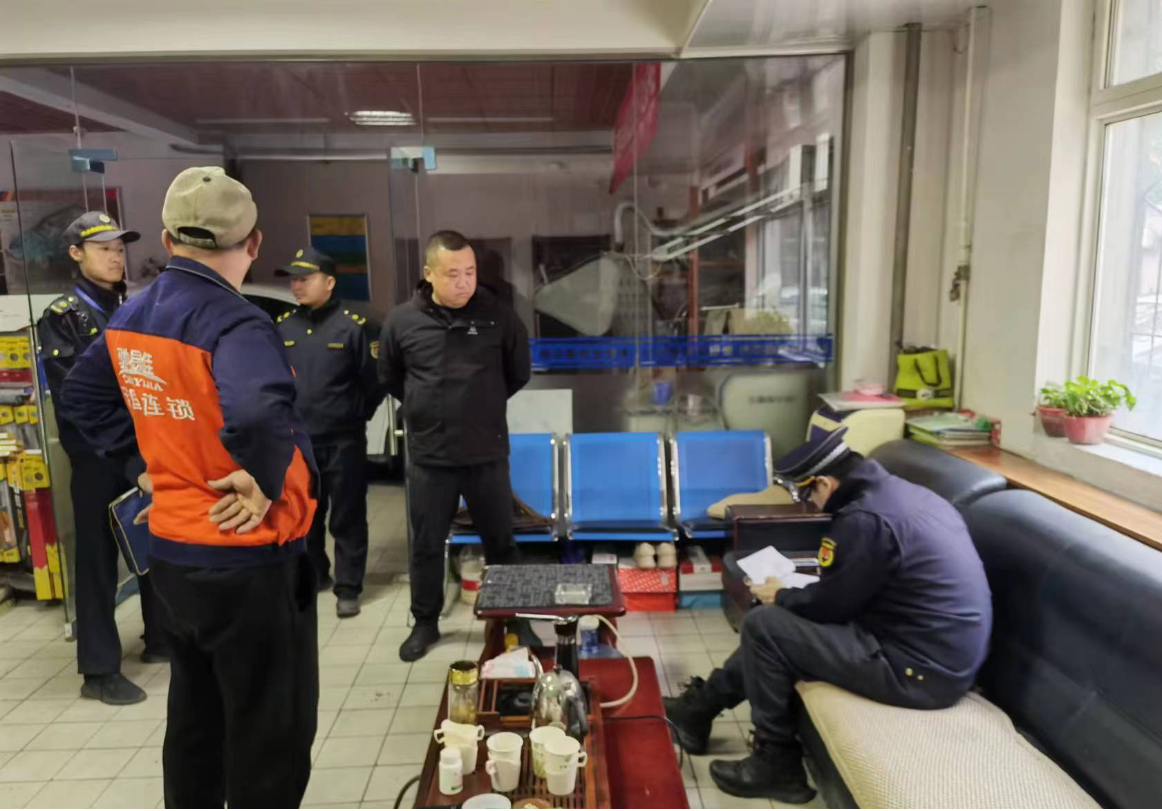 太原市城管部门严查沿街车辆清洗装饰站点