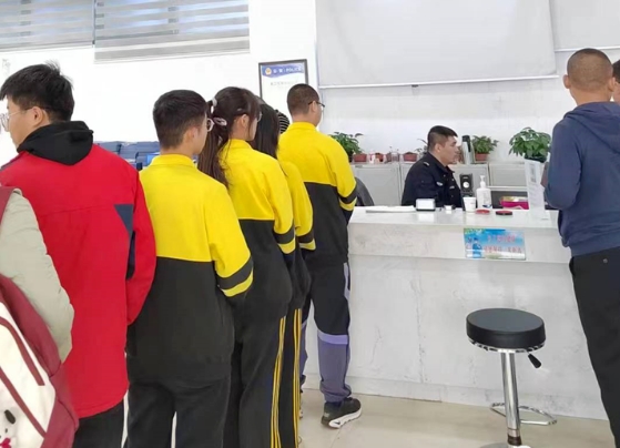 吕梁临县公安开辟“绿色通道”助力莘莘学子启航逐梦