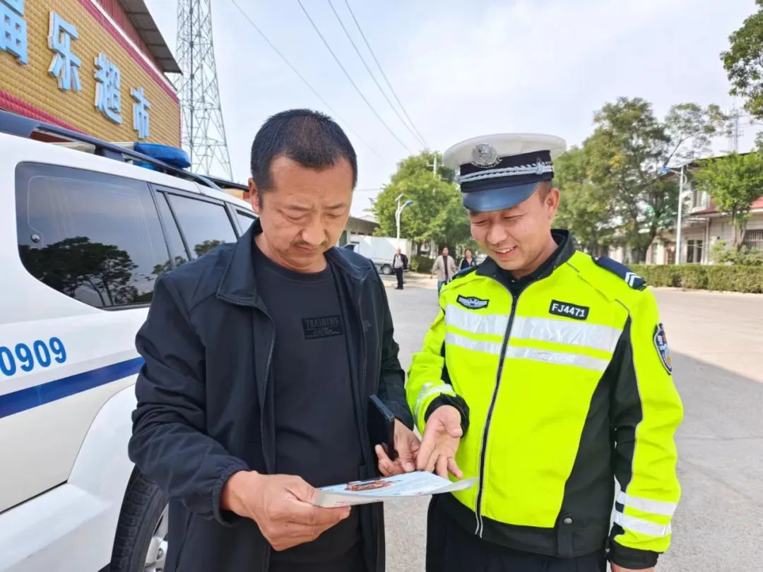 临汾公安交警走进辖区农村开展“文明交通 绿色出行”主题宣传活动