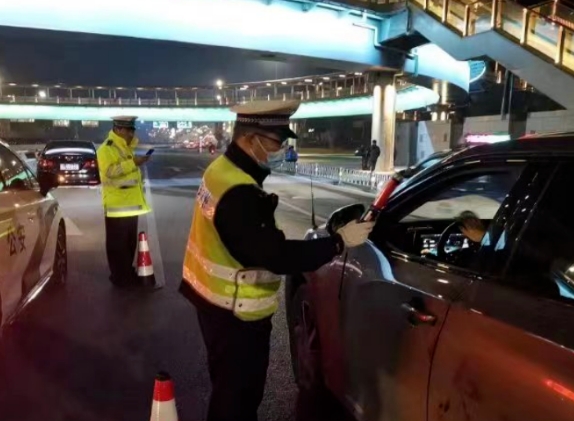 临汾市公安局交警支队持续开展酒驾醉驾查处大行动，昼夜查处酒驾醉驾不放松！