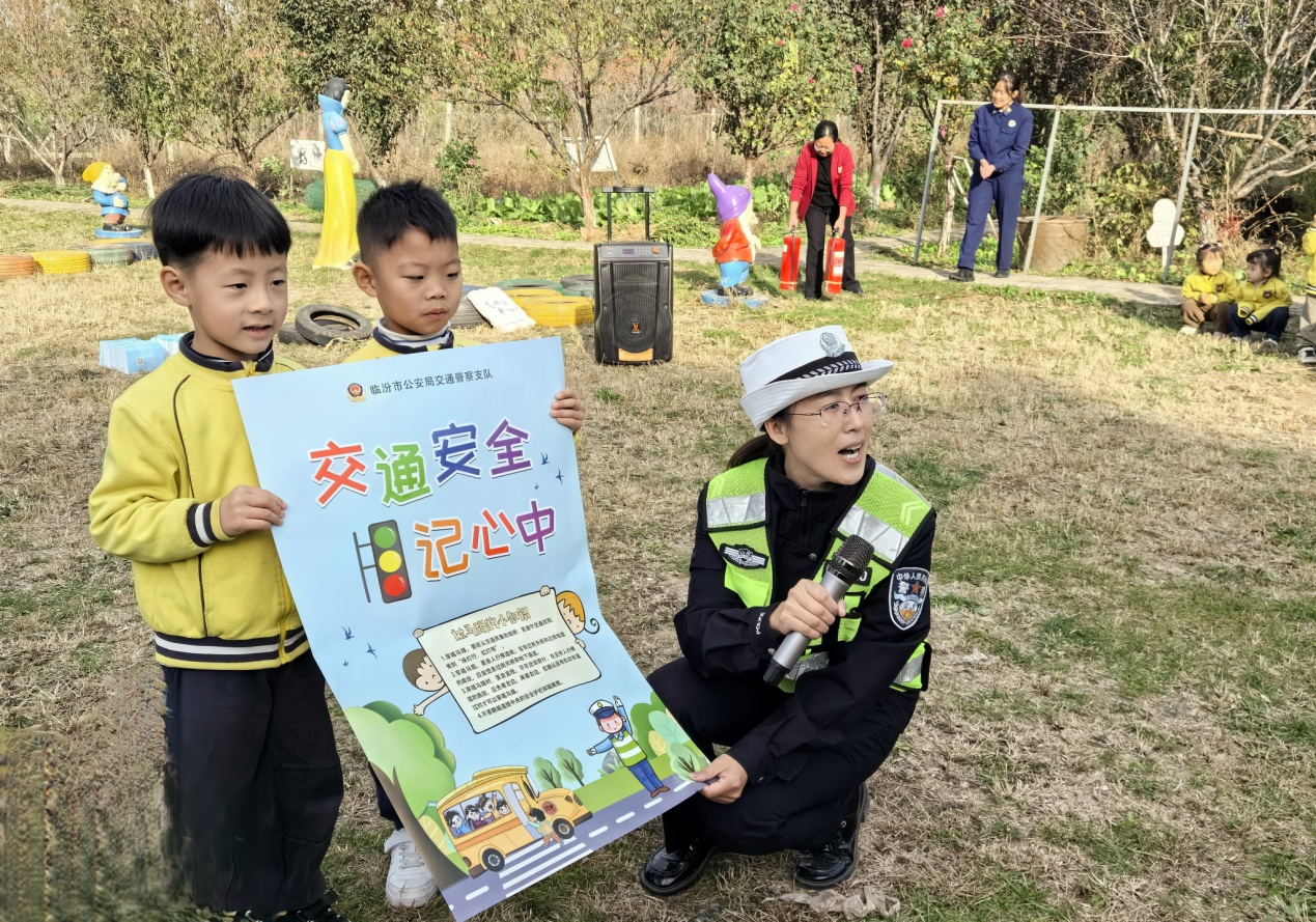 临汾曲沃：公安交警进校园  携手“童”行讲安全