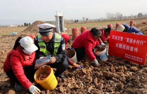 临汾公安交警走进辖区田间地头开展冬季交通安全宣传活动