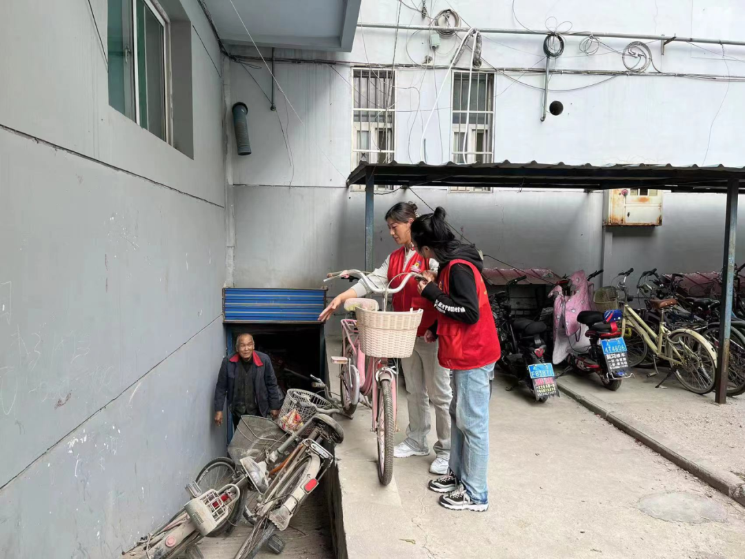 太原阳曲：清理小区“僵尸车” 解决居民“堵心事”