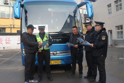 临汾公安交警走进辖区企业开展冬季交通安全警示教育与安全检查活动