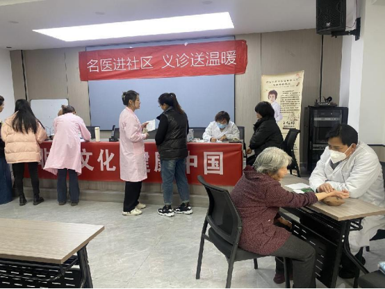 太原万柏林区长风西街街道：名医进社区  义诊送温暖