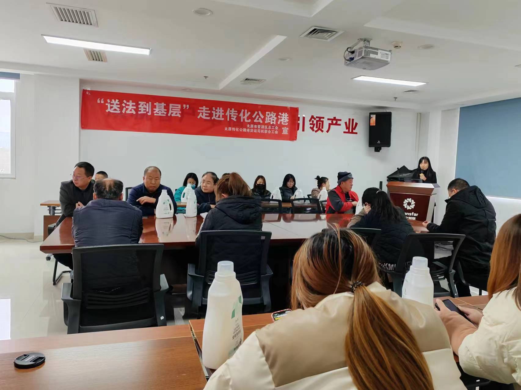 太原晋源区总工会开展“送法到基层”活动