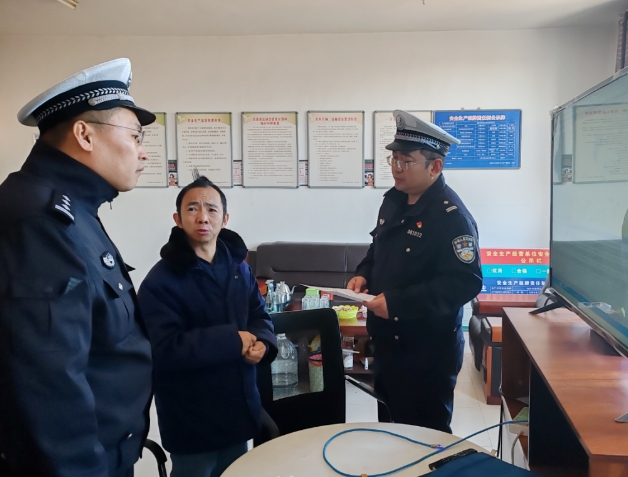 临汾市公安局交警支队直属五大队走进尧庙汽车站开展客运车辆安全隐患大排查大整治警示