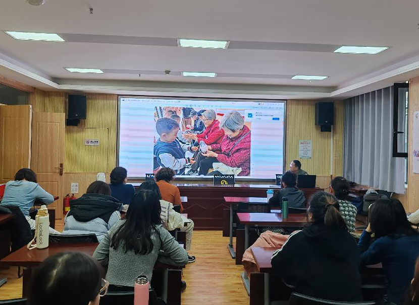 太原万柏林区小井峪街道开展“社区自组织增能计划”摄影技巧培训活动