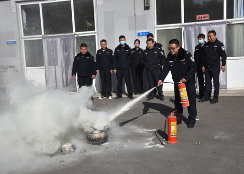 长治潞东警方开展消防灭火器使用培训