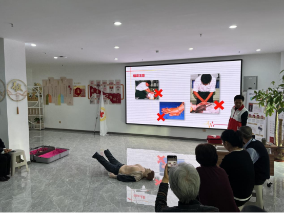 太原万柏林区滨体社区开展“关注急救  珍爱生命”急救安全知识讲座