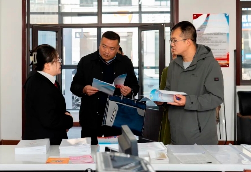 吕梁离石区委政法委一行在文水法院开栅法庭调研